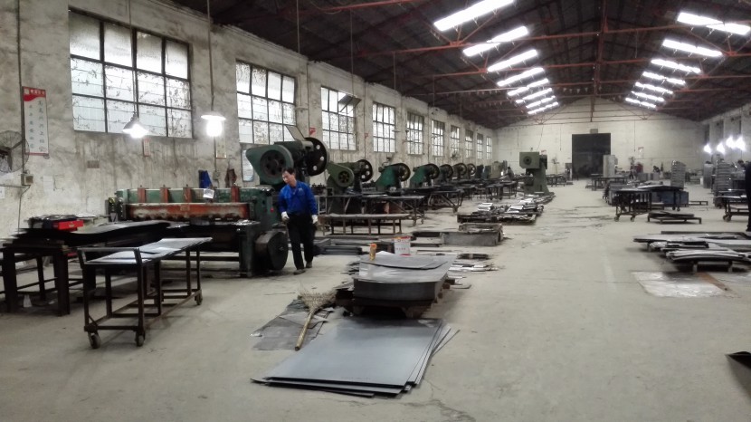 易存:專業(yè)的生產設備才能把電子寄存柜直銷做得更好